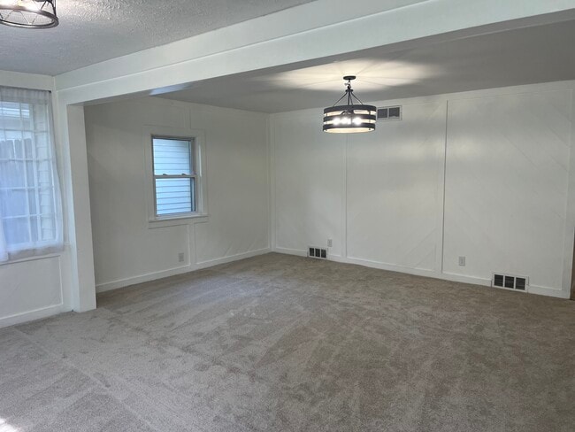 Building Photo - 9860 E 600 S