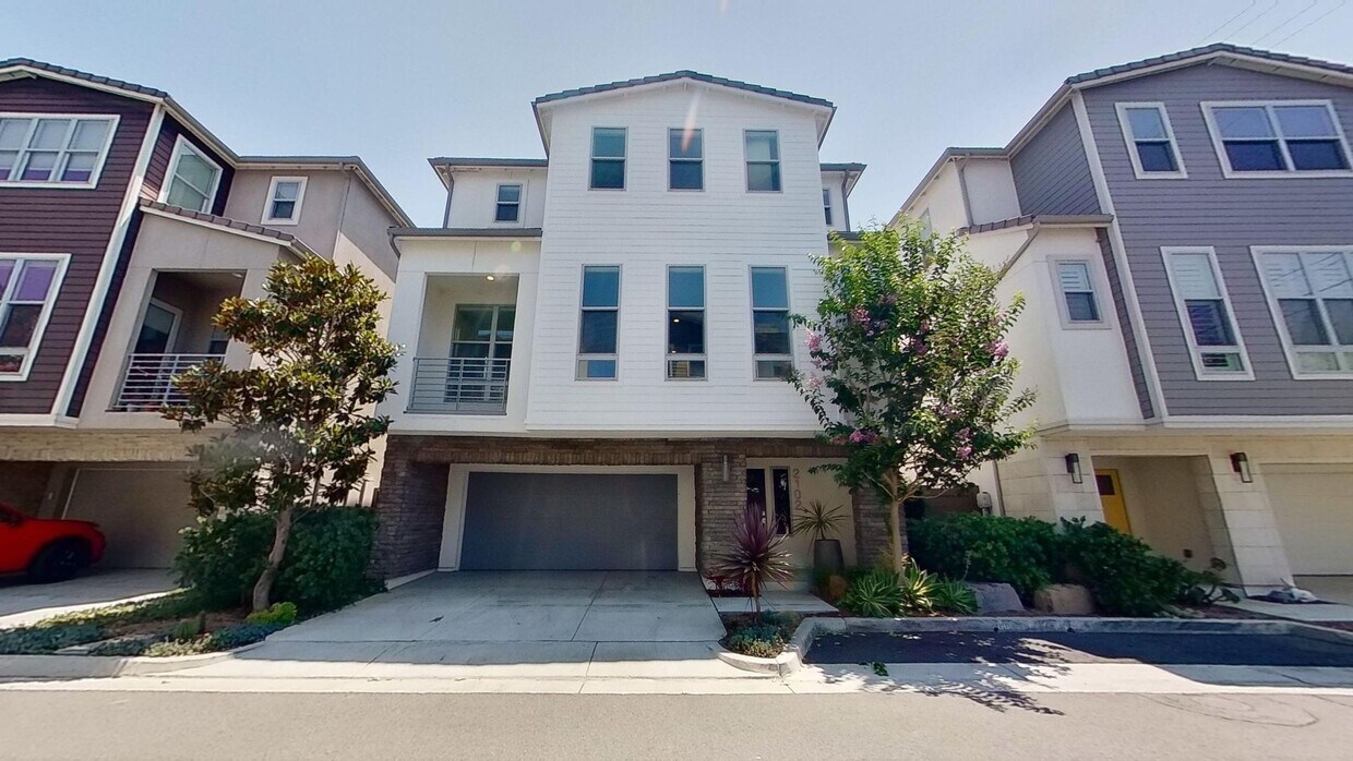 Primary Photo - Lovely 3 Bedroom, 3 Bathroom Home Just 2 M...