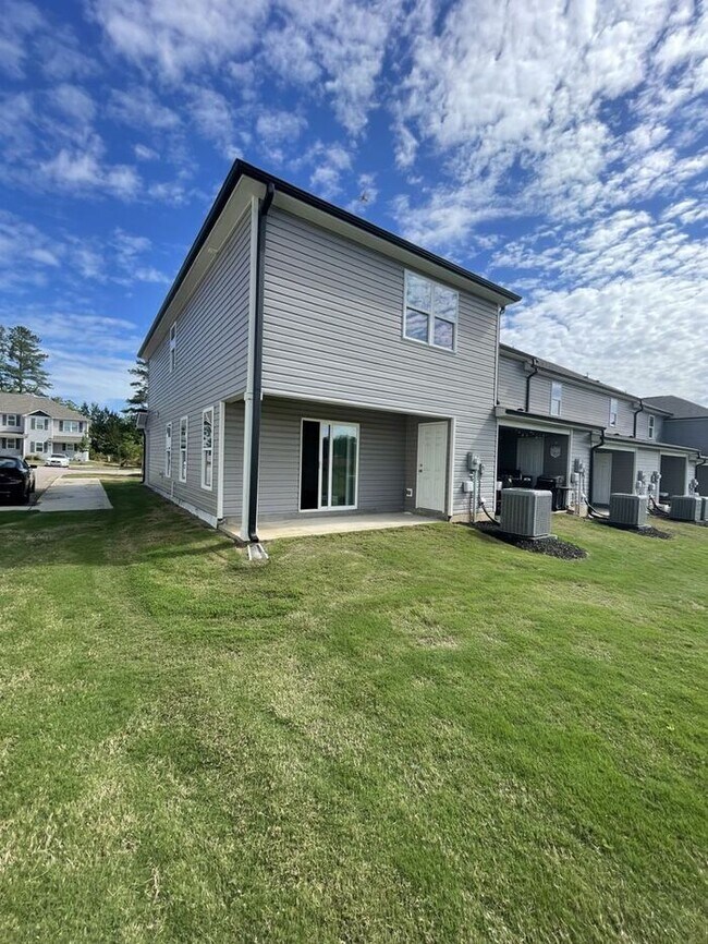 Building Photo - 3 Bedroom 2.5 Bathroom Townhome!