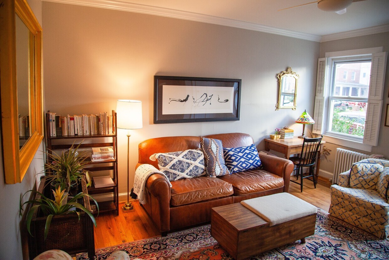 Living room with sleeper sofa - 412 N Fayette St
