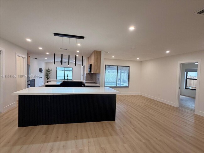 Foto del edificio - 1462 SW 25th Ave