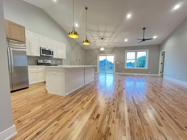 Building Photo - 974 Meadow Ln