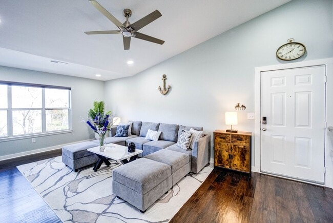 Building Photo - 2/2 Fully Furnished condo in The Meridian in Mount Pleasant!