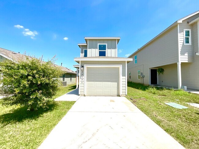 Foto del edificio - *MOVE IN SPECIAL* Modern Two-Story Home with Garage & Fenced Yard!