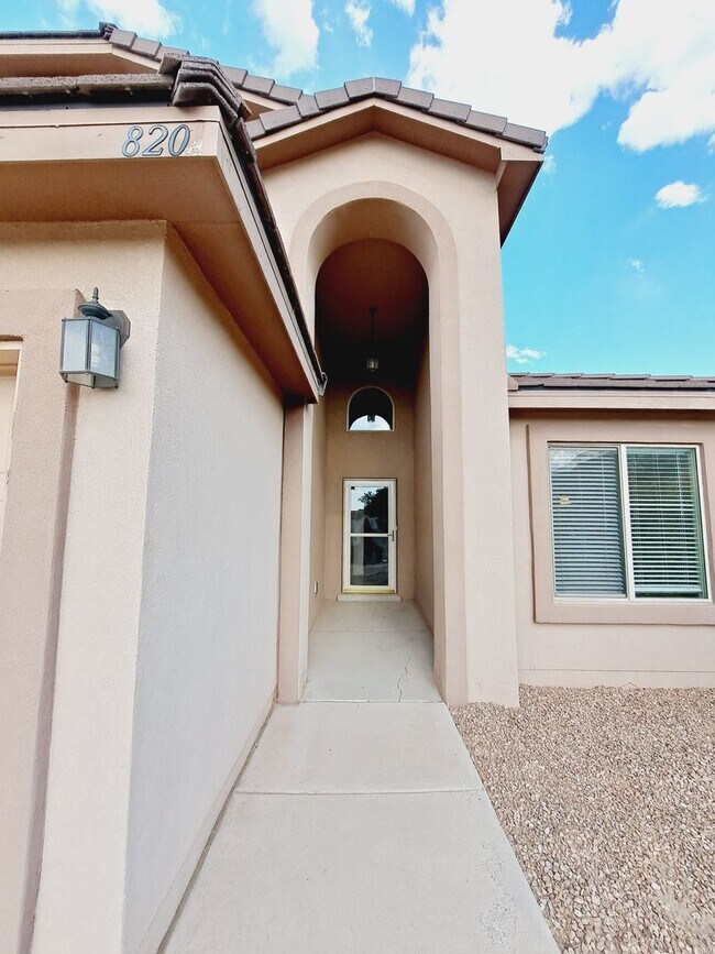 Building Photo - 3 bed 2.5 bath 2100 sq ft home New Carpet-...