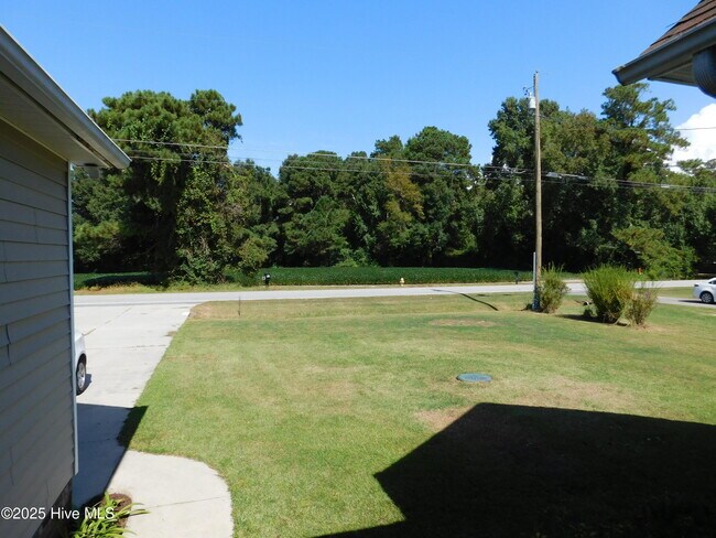 Foto del edificio - 305 Gibbs Rd