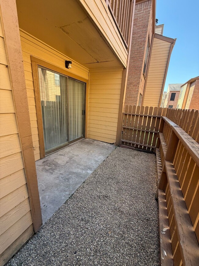 Building Photo - 16111 Aspenglenn Dr