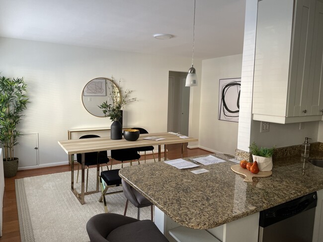 Foto del edificio - 7036 Strathmore St