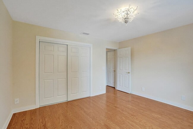 Building Photo - 635 Northshore Dr