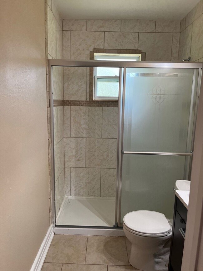 Foto del edificio - Lovely 2/1 - half off first month rent