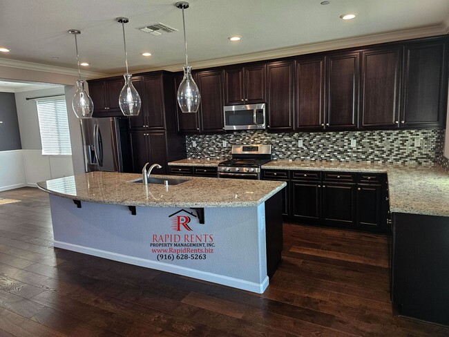 Building Photo - Beautiful Solar Home Located in Sacramento...