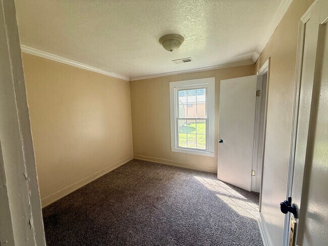 Foto del edificio - 1049 W Woodrow St