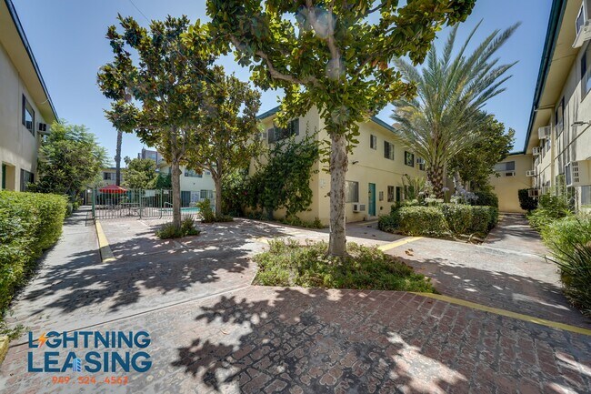 Building Photo - 5132 1/2 Yarmouth-25D