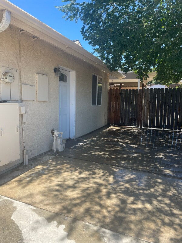 Foto principal - 11921 Bryant St