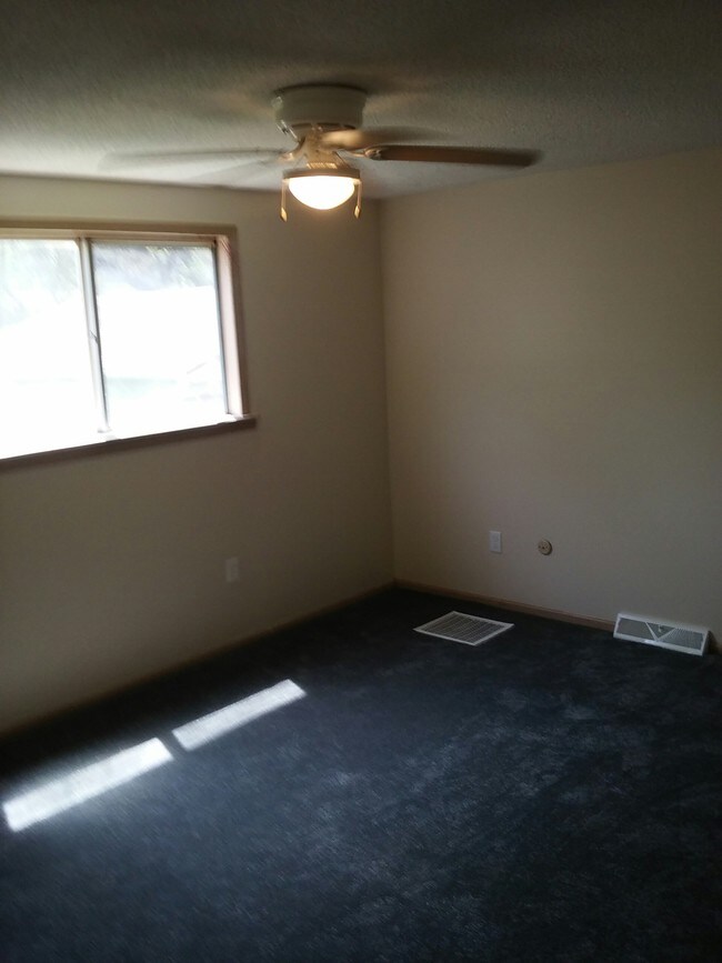 Foto del edificio - 3101 Bennington Ave - Unit 1