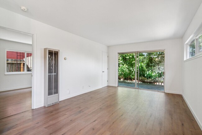 Building Photo - 900 Toyon Dr