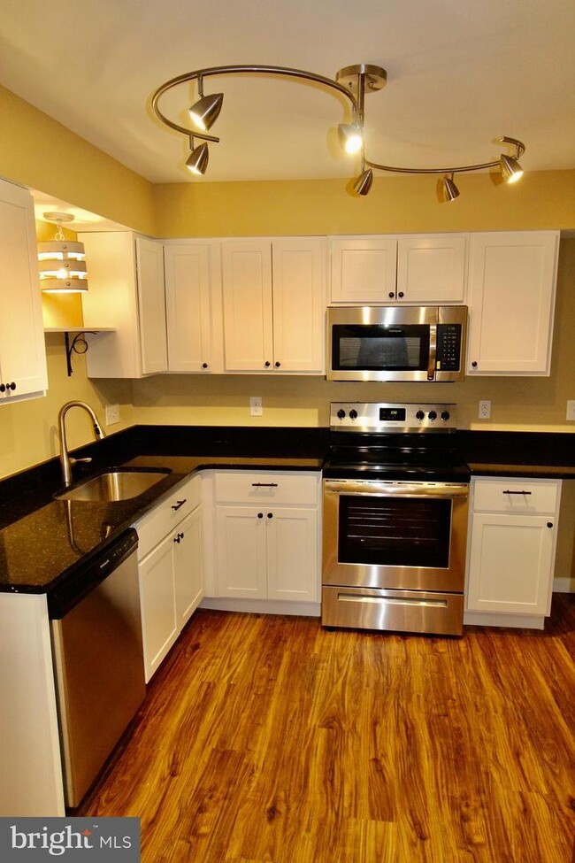 Foto del edificio - 8340 Langmaid Rd