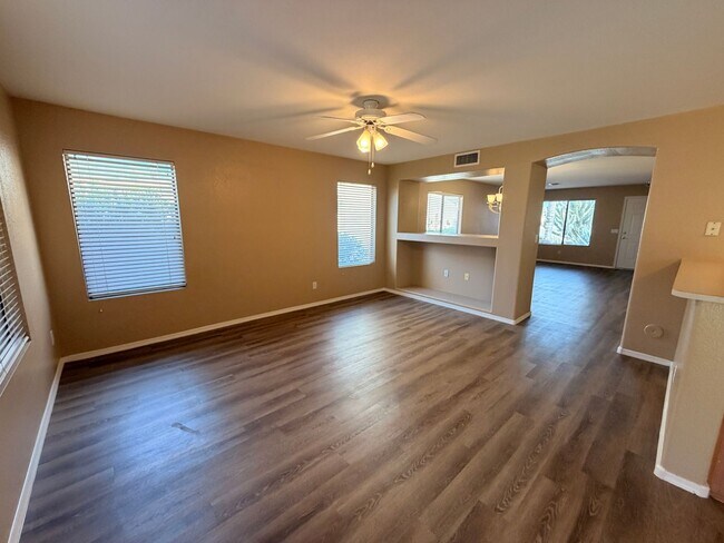 Building Photo - Charming 3Bdm 2Ba N. Phoenix Home with NO Carpets!