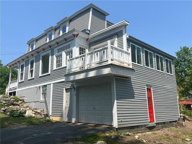 Building Photo - 220 Walnut St