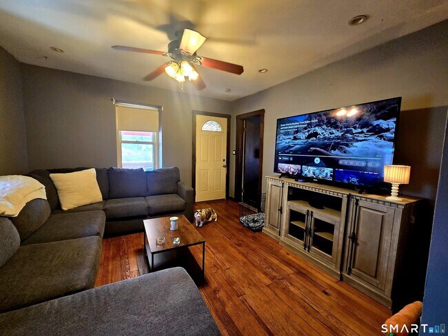 Foto del edificio - 73 Woodbridge Ave