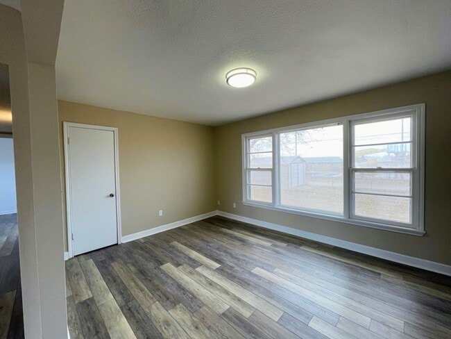 Foto del edificio - Snyder’s Best-Kept Secret – Modern 2-Bed Retreat Steps From Towle Park & Pool