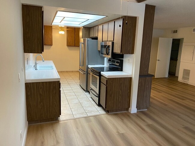 Building Photo - Beautiful Home  In Desirable Hollywood Area!