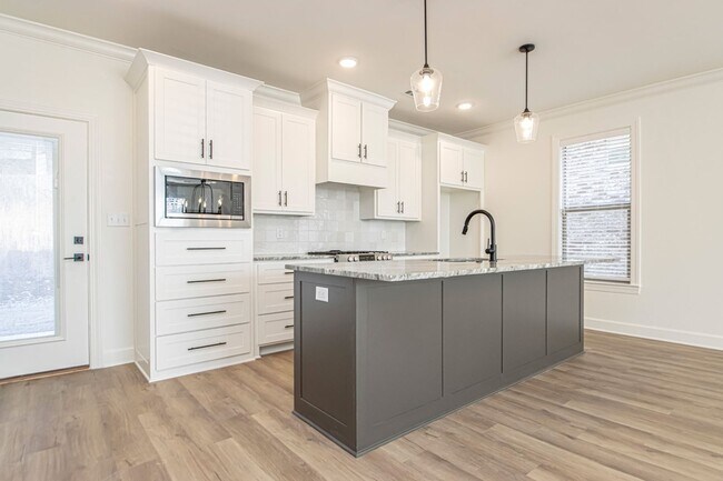Building Photo - Newer Construction 3 bed 2 1/2 Bath, 2,015...