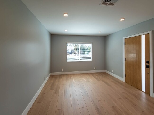 Building Photo - High-End Living Starts Here – Custom Finis...