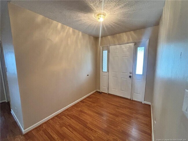 Foto del edificio - 3024 Coachway Dr