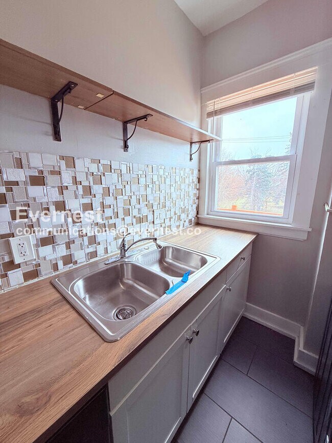 Building Photo - 504 Westminster St