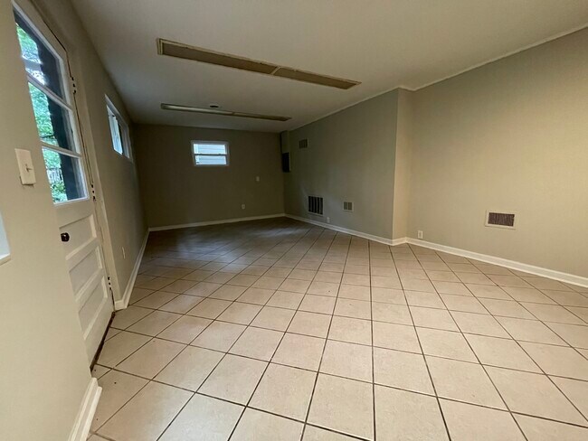 Building Photo - 3145 High Point Dr