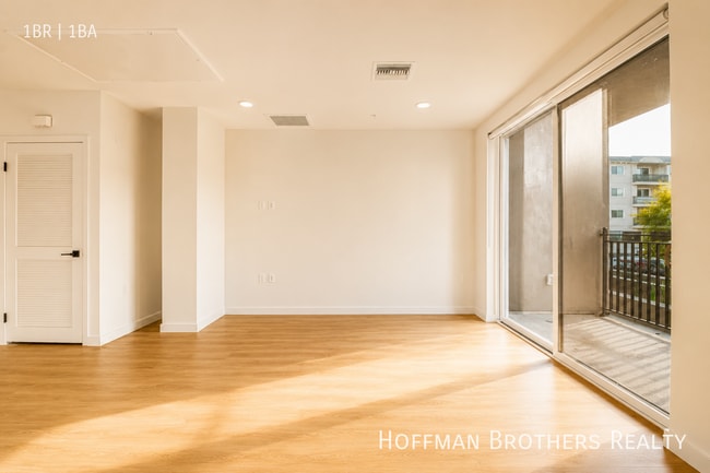 Building Photo - 856 S Gramercy Dr