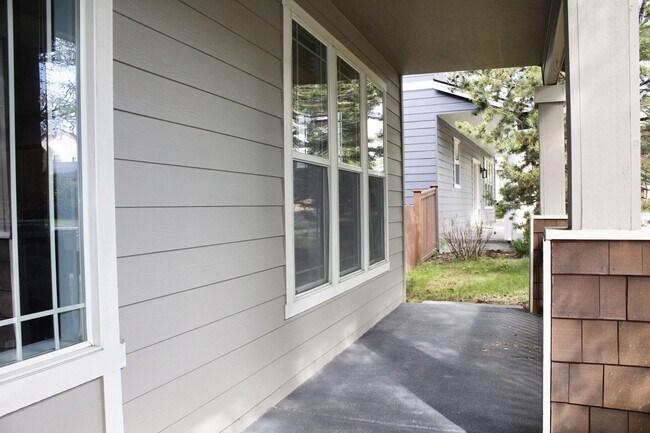 Foto del edificio - Gorgeous NW home with 3 primary suites 3.5 bathrooms and a fully fenced backyard!