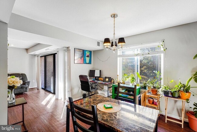 Foto del edificio - 9743 Kings Crown Ct