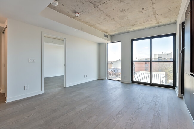 Building Photo - 2720 Dundas St W