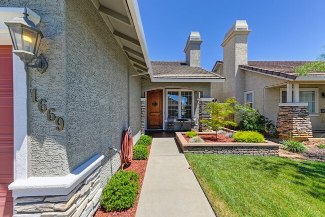 Building Photo - "Charming Rental Home in Lincoln"