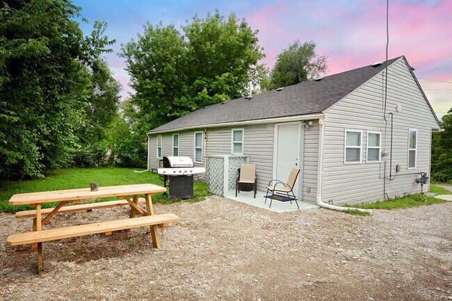 Foto del edificio - FURNISHED / ALL UTILITIES INCLUDED MONTHLY RENTAL RANCH HOME