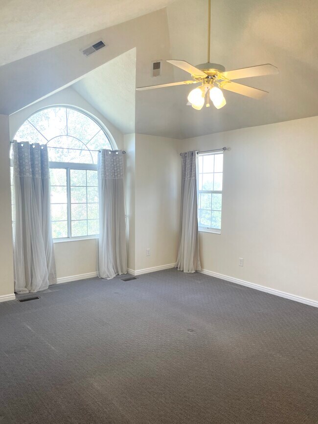 Portada de perfil móvil - 562 Pheasant Way