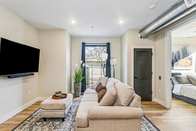 Foto del edificio - CORPORATE LEASE AVAILABILITY FOR 3, 6, OR 12 MONTHS! ALL BILLS AND PARKING INCLUDED!