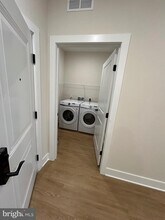 Building Photo - 624 Main St