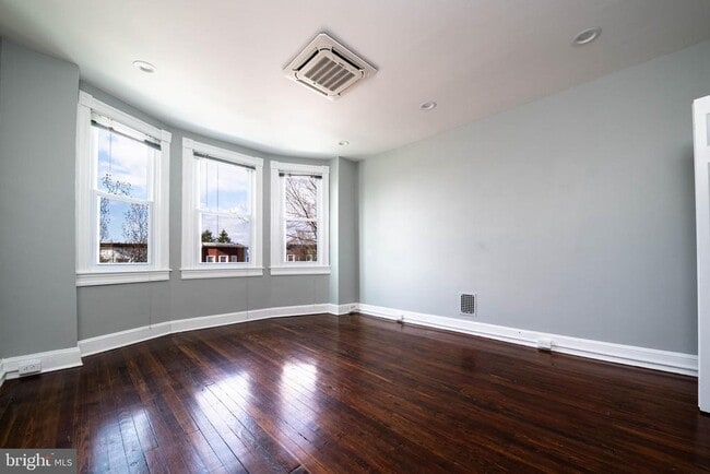 Foto del edificio - 4119 Falls Rd