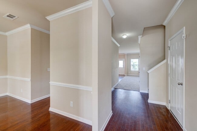 Photo - 654 Pemberton Dr House