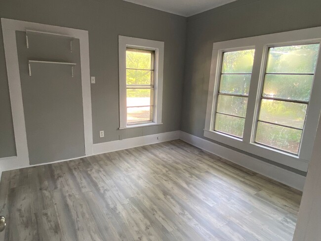 Building Photo - Remodel 2.5 Bedroom Home 1/2 Off First Mon...