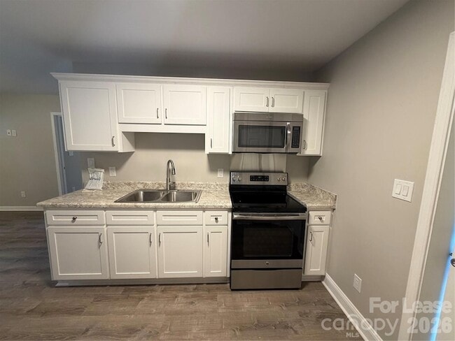 Building Photo - 2621 E Greenbriar Rd