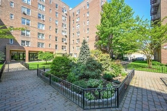 Building Photo - 105-25 65th Ave