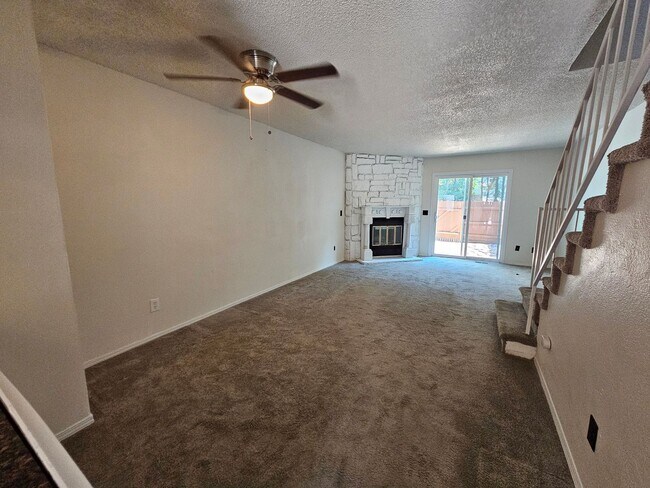 Building Photo - Quite 2 bed 3 bath home in 80916!!!