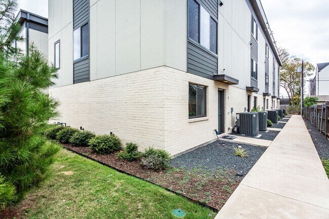 Building Photo - Modern 2 bed, 2.1 Bath townhome, walking d...