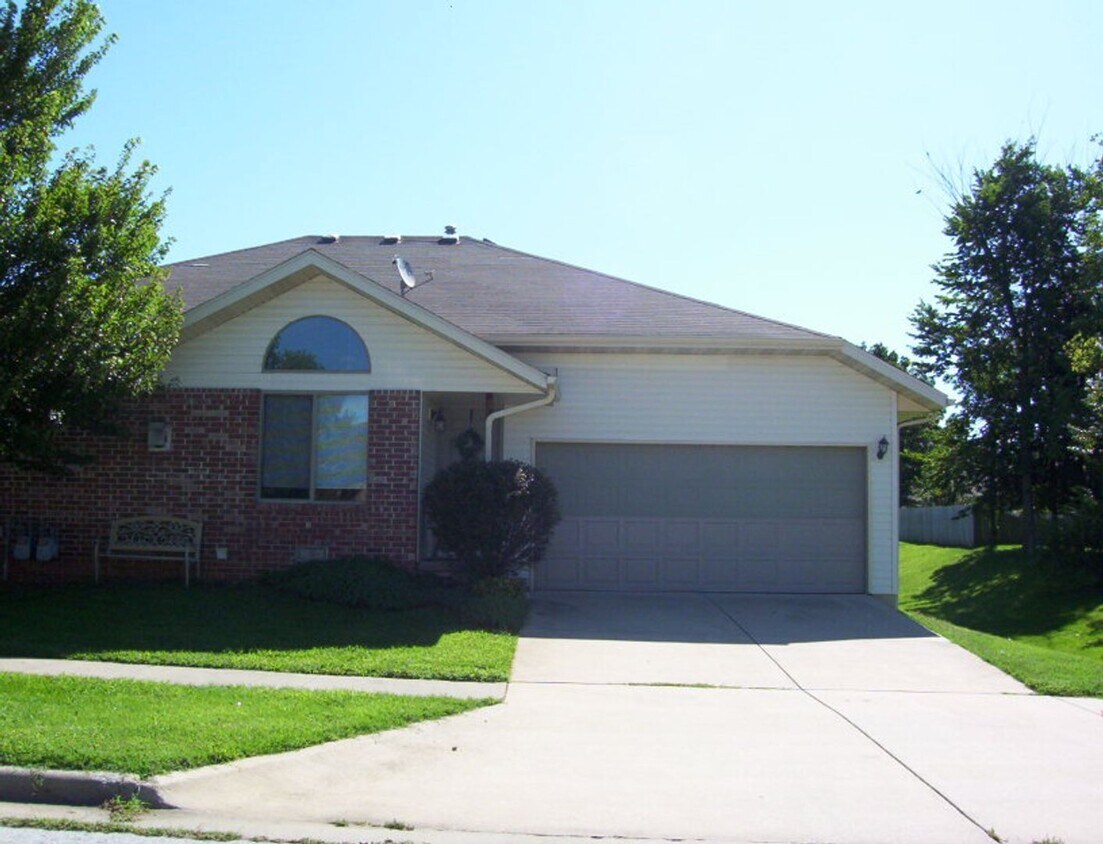 Foto principal - Spacious 2 bedroom duplex in great neighborhood!