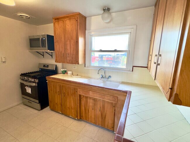 Foto del edificio - 1914 S Tremont St