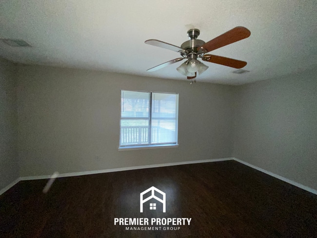 Building Photo - Charming 3BR Memphis Home with Hardwood Floors, Back Porch & Fenced Yard